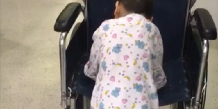 Un niño de Gaza pudo caminar luego que médicos israelíes le extirparan un tumor