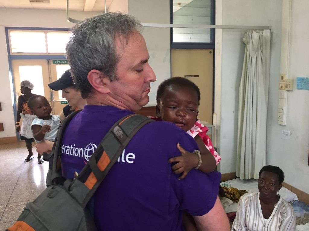 Dr. Omri Emody con un paciente en Ghana (Cortesía)