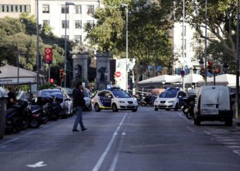 Un coche atropella a tres policías en la Diagonal de Barcelona