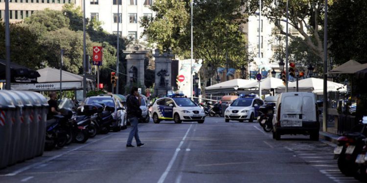 Un coche atropella a tres policías en la Diagonal de Barcelona