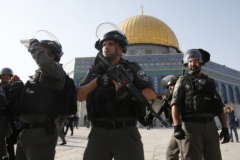 Las fuerzas de seguridad israelíes frente a la Cúpula de la Roca en el recinto del Monte del Templo en la Ciudad Vieja de Jerusalén el 27 de julio de 2017. (AFP PHOTO / AHMAD GHARABLI)