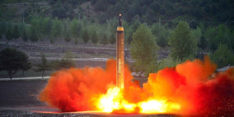 Si Pyongyang sigue adelante con su amenaza es probable que utilice los Hwasong-12, misiles balísticos de medio alcance que cuentan con la capacidad de atacar Guam (Reuters)