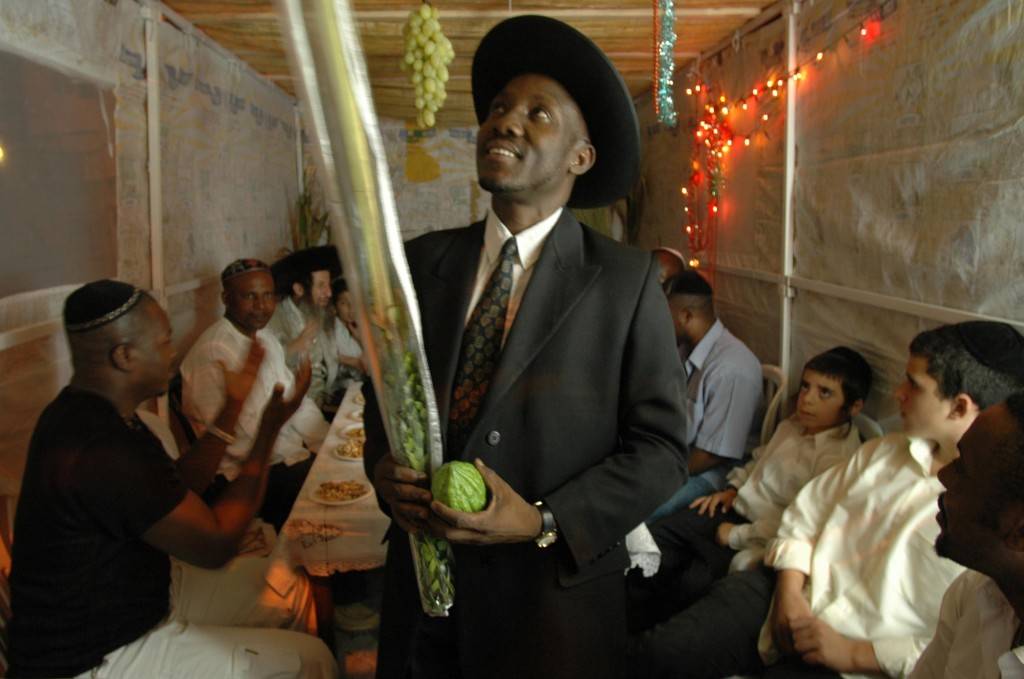 El rabino de la comunidad nigeriana de Igbo recita una bendición en una sukka de Tel Aviv. La tribu Igbo se considera descendiente de Efraín (una de las diez tribus perdidas). (Crédito de la foto: Yossi Zamir / Flash 90)