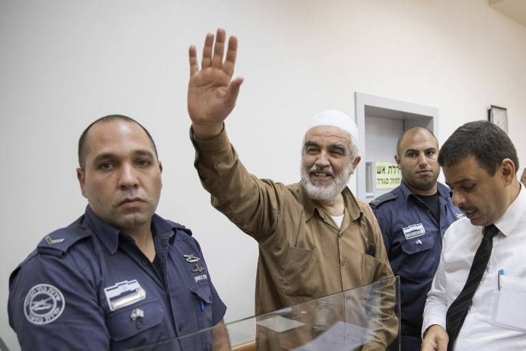El jeque Raed Salah, centro, sonríe al llegar a la corte del magistrado israelí de Rishon Lezion el 15 de agosto de 2017. (AFP / JACK GUEZ)