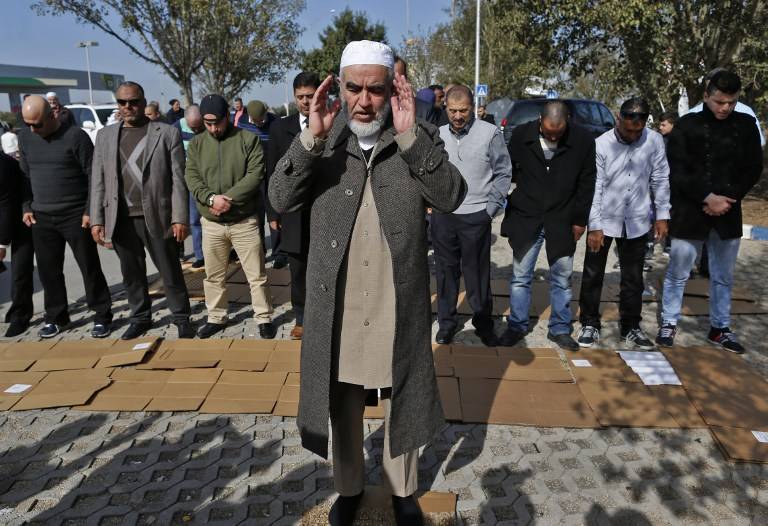 El jeque Raed Salah, líder árabe israelí del ala radical norte del Movimiento Islámico en Israel, durante las oraciones con sus partidarios en Umm al-Fahm después de que fue liberado de la prisión el 17 de enero de 2017. (AFP Photo / Ahmad Gharabli)
