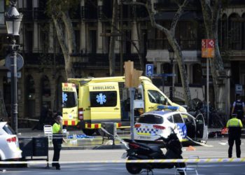 Barcelona: muere en un tiroteo terrorista que atropelló a policías en la Diagonal