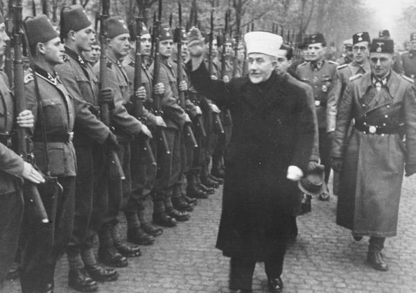 Las tropas musulmanas nazis de la Waffen-SS Handschar están siendo revisadas por Haj Amin al-Husseini (derecha) y por las SS Reichsführer Heinrich Himmler (abajo).