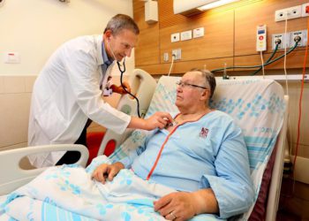 Profesor Gil Bolotin (1) con Robert MacLachlan, el primer paciente en el mundo que recibió el Implante Corolla en el hospital Rambam el 28 de agosto de 2017. (Pioter Fliter, RHCC)