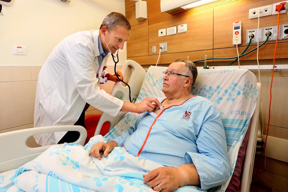 Profesor Gil Bolotin (1) con Robert MacLachlan, el primer paciente en el mundo que recibió el Implante Corolla en el hospital Rambam el 28 de agosto de 2017. (Pioter Fliter, RHCC)