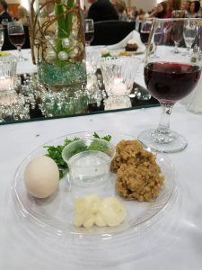 Un plato del seder en la Cross Life Church en Alvarado, Arkansas. (Cortesía)