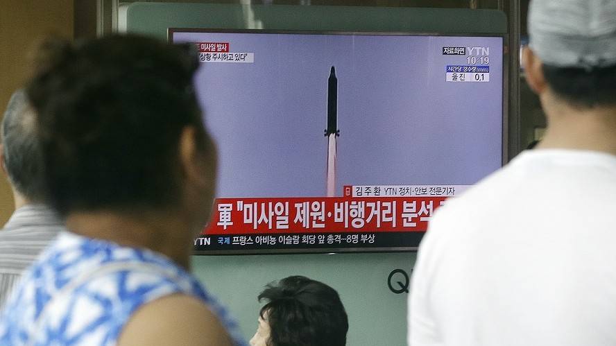 La gente ve un programa de noticias de televisión mostrando una imagen de un misil que es lanzado por Corea del norte, en la estación de tren de Seúl en Seúl, Corea del sur, martes, 4 de julio de 2017 (AP Photo/Ahn Young-Joon)