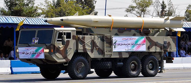 Un misil balístico Fateh-110, precursor del Zolfaghar, tomado en un desfile de las fuerzas armadas iraníes en 2012. (military.ir/Wikimedia Commons)