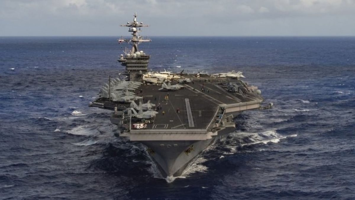 La aeronave no tripulado voló varias veces cerca del portaaviones USS Nimitz