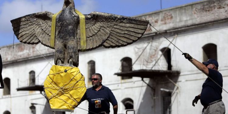 Uruguay sopesa el destino del águila nazi gigantesca rescatada del mar