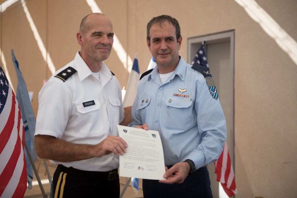 Brigadier General Tzvika Haimovitch, jefe del Comando de Defensa Aérea de Israel, y el mayor general John Gronski, jefe de la Guardia Nacional del Ejército del EE. UU. En Europa, tienen un documento que marca el establecimiento de la primera base militar estadounidense en Israel dentro de la Base Aérea de Mashabim en el sur de Israel el 18 de septiembre de 2017. (Fuerzas de Defensa de Israel)