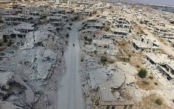 Una foto tomada de un vídeo de un drone el 20 de septiembre de 2017, muestra una destrucción masiva en una zona de rebeldes en la ciudad sureña de Daraa, que ha sido devastada por el conflicto de seis años de duración. (AFP Photo / Mohamad Abazeed)