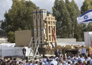 El sistema de defensa de misiles de Honda de David, visto en la Base Aérea de Hatzor, Israel, 2 de abril de 2017. (AP Photo / Sebastian Scheiner)