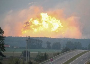 Estalló un almacén de municiones militares en Ucrania, evacuaron a más de 30 mil personas