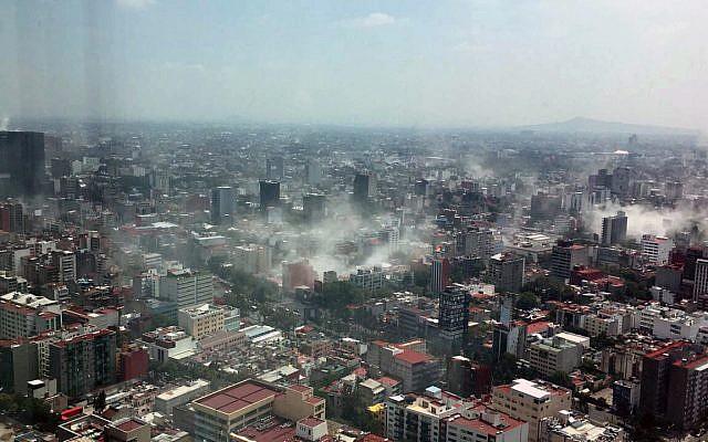 En esta foto por Francisco Caballero Gout, tomada a través de una ventana de la icónica Torre Latina, el polvo se eleva por la ciudad de México durante un terremoto de 7,1, martes, 19 de septiembre de 2017. (Francisco Caballero Gota vía AP)