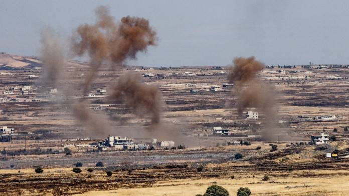 Una foto tomada del lado israelí de la frontera muestra el humo que se levanta cerca de la frontera israelo-siria en las alturas de Golan durante las luchas entre los rebeldes y el ejército sirio, el 25 de junio de 2017. (Basel Awidat / Flash90)