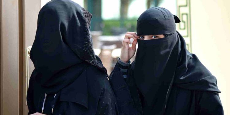 Arabia Saudita permitirá que las mujeres viajen al extranjero sin permiso