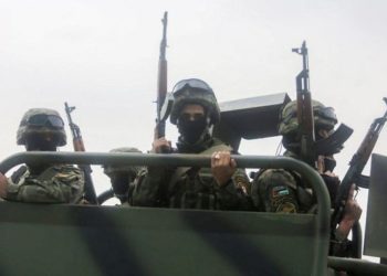 Miembros de las fuerzas de seguridad de la Autoridad Palestina participan en una ceremonia de graduación en un campo de entrenamiento para jóvenes en la ciudad de Jericó, el 25 de enero de 2017. (Flash90)