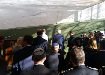 El primer ministro Benjamin Netanyahu, en un monumento a las víctimas de un bombardeo de una embajada israelí en Buenos Aires el 11 de septiembre de 2017. (Raphael Ahren / Times of Israel)