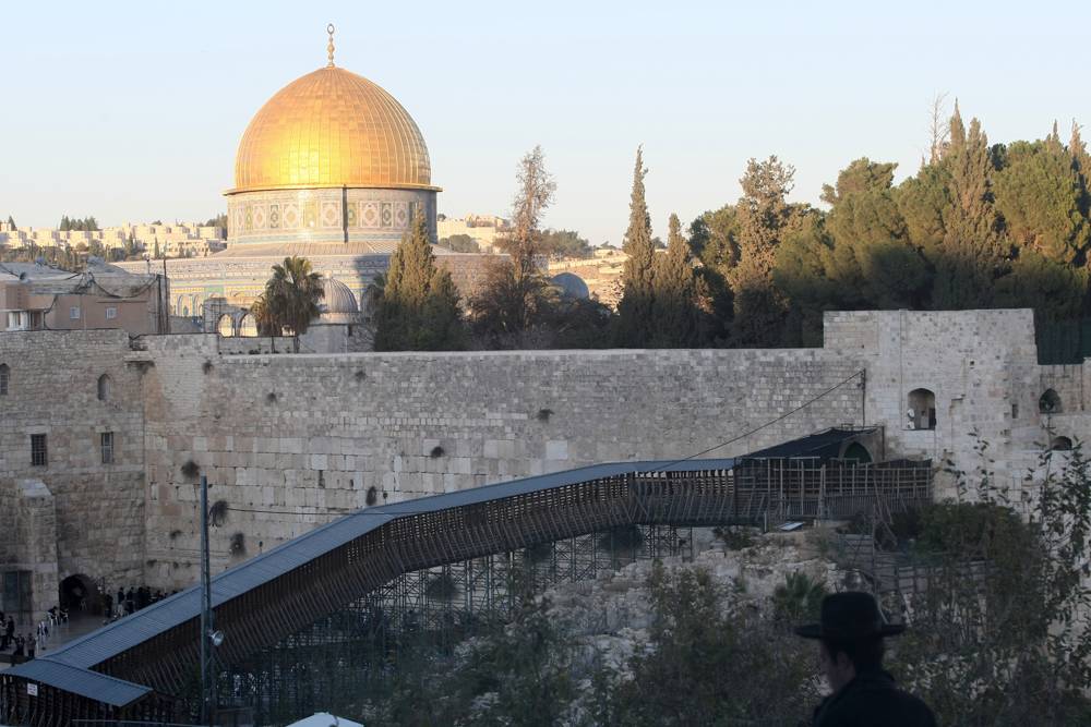 Un puente de madera conduce del Muro Occidental a la puerta de Mughrabi del montaje del templo en la ciudad vieja de Jerusalén el 28 de noviembre de 2011. (Kobi Gideon / Flash90).