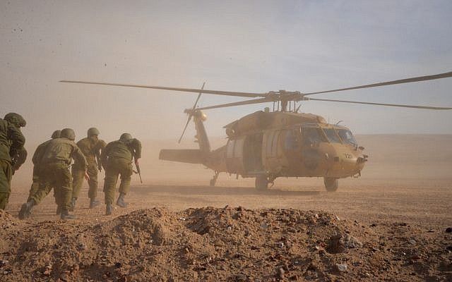 Los soldados corren a un helicóptero durante un ejercicio en el norte de Israel simulando una guerra con el grupo terrorista de Hezbolá en septiembre de 2017. (Fuerzas de Defensa de Israel)