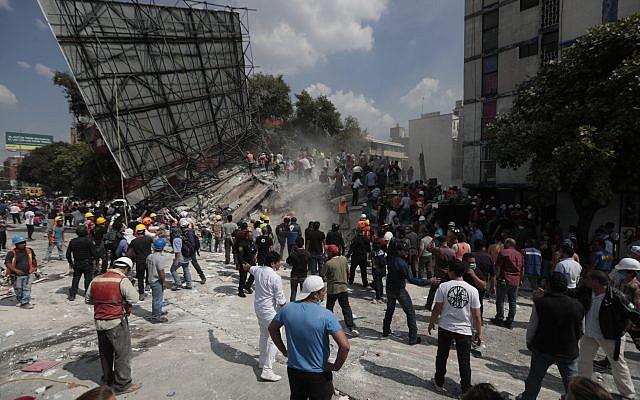 Trabajadores de rescate y voluntarios buscan en un edificio que se derrumbó luego de un terremoto en el barrio Roma de la Ciudad de México, martes, 19 de septiembre de 2017. (AP Photo / Eduardo Verdugo)