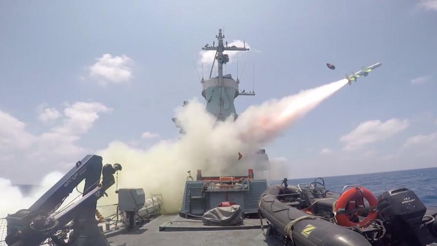 Un buque de la Armada de Israel dispara un misil Harpoon de mar a mar en un barco desmantelado durante un ejercicio el 5 de julio de 2016. (Fuerzas de Defensa de Israel)