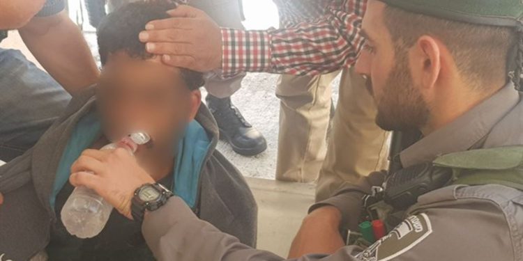 Policías fronterizos salvan a un hombre árabe