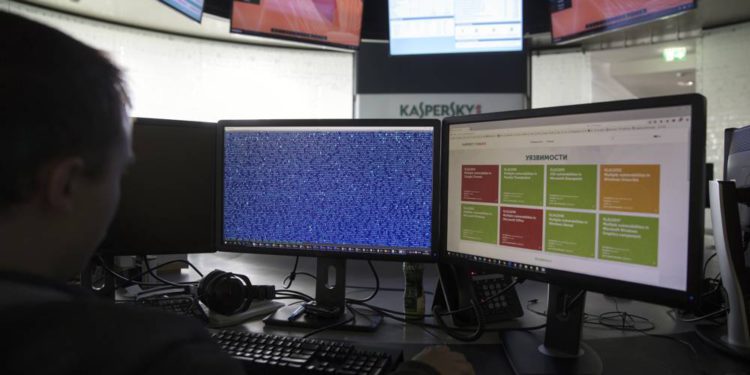 Un empleado de Kaspersky Lab trabaja en computadoras en la sede de la compañía en Moscú, Rusia, el 1 de julio de 2017. (AP Photo / Pavel Golovkin)