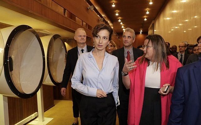 La ex ministra fancesa de Cultura y recientemente elegida jefa de la UNESCO, Audrey Azoulay (C), llega a una conferencia de prensa luego de su elección el 13 de octubre de 2017 en la sede de la UNESCO en París. (AFP / Thomas Samson)