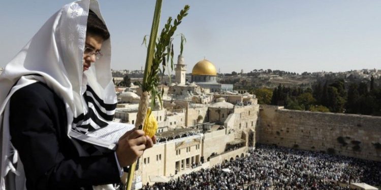 Decenas de miles de judíos participan en la Bendición Sacerdotal en Jerusalém