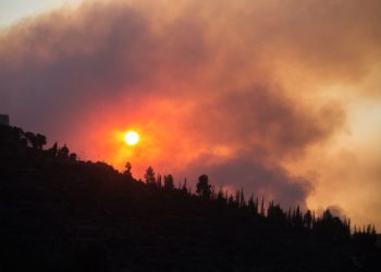 Bomberos continuan batallando con incendios al oeste de Jerusalém