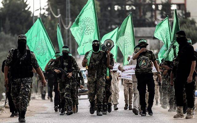 Brigadas Ezzedine al-Qassam, el brazo armado de Hamás, marchan en la ciudad de Khan Yunis, en el sur de la Franja de Gaza, el 15 de septiembre de 2017. (AFP PHOTO / SAID KHATIB)