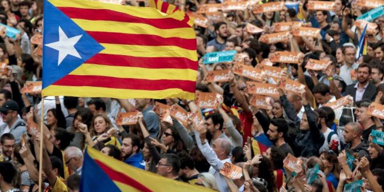 Rompiendo la neutralidad, judíos españoles se manifiestan contra la independencia catalana