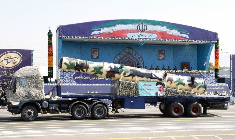 Durante el desfile militar anual que conmemora el aniversario del estallido de su devastadora guerra de 1980-1988 con Iraq de Saddam Hussein, el 22 de septiembre de 1717 en Teherán se muestra un misil S-300 fabricado en Irán. (AFP / str)