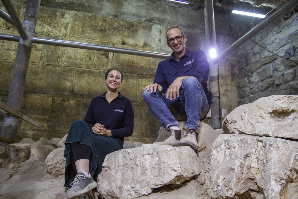 Los directores de excavación de la Autoridad de Antigüedades de Israel, el Dr. Joe Uziel y Tehila Lieberman, en el sitio de excavación en la Ciudad Vieja de Jerusalén. (Yaniv Berman, cortesía de la Autoridad de Antigüedades de Israel)