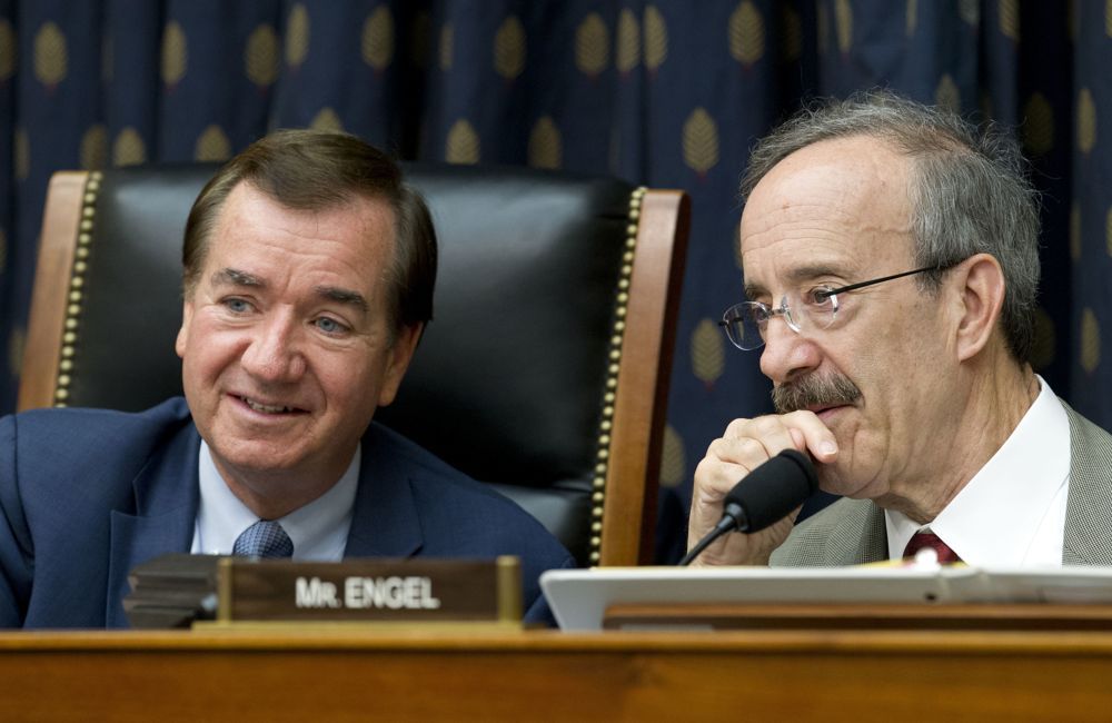 El presidente del Comité de Asuntos Exteriores de la Cámara de Representantes, Ed Royce, republicano de California (izquierda), habla con el miembro de mayor rango del comité, el representante Eliot Engel, DN.Y. durante una audiencia sobre Irán ante el Comité de Asuntos Exteriores de la Cámara, el miércoles 11 de octubre de 2017 en Capitol Hill en Washington. (AP Photo / Jose Luis Magana)