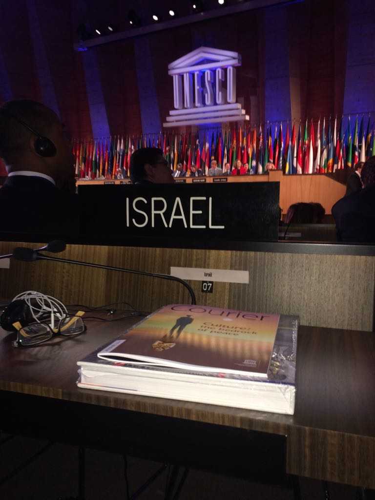 El escritorio del enviado de Israel a la UNESCO Carmel Shama-Hacohen sin la medalla entregada por los EAU a los estados miembros de la UNESCO en honor a las renovaciones que patrocinó a la sala de conferencias de la agencia cultural en París, el 30 de octubre de 2017. (Cortesía)