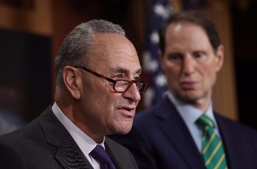 El líder de la minoría del Senado, Charles Schumer, habló con reporteros en Washington, DC, el 27 de septiembre de 2017. (Win McNamee / Getty Images a través de JTA)