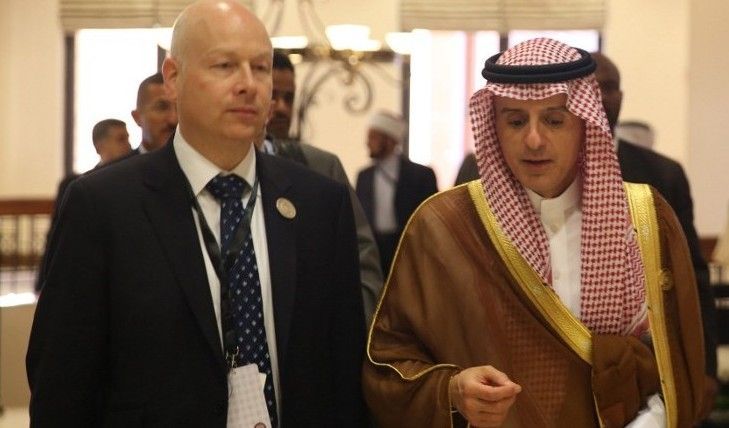 El ministro de Asuntos Exteriores de Arabia Saudita, Adel al-Jubeir (R) habla con Jason Greenblatt, asistente del presidente de los Estados Unidos y representante especial para negociaciones internacionales, durante la Cumbre Árabe en el balneario jordano del Mar Muerto de Sweimeh, el 29 de marzo de 2017. (AFP Photo / Khalil Mazraawi)