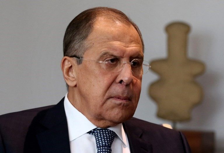 El ministro de Asuntos Exteriores de Rusia, Sergey Lavrov, observa durante una reunión con su homólogo chipriota en Nicosia el 18 de mayo de 2017. (AFP Photo / Iakovos Hatzistavrou)