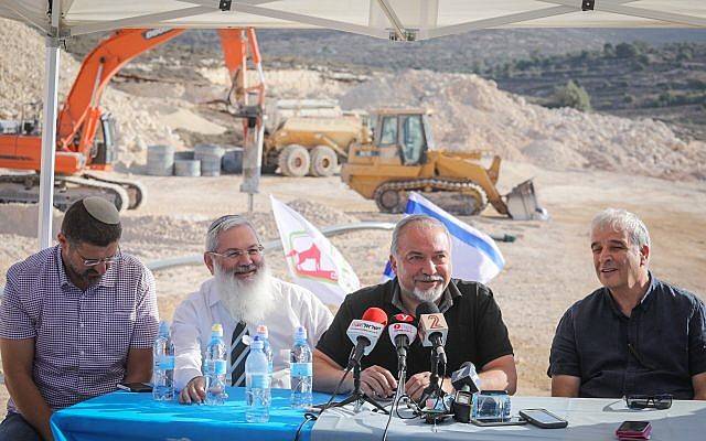 El ministro de Defensa, Avigdor Liberman, centro derecha, visita la construcción del nuevo poblado de Amijai el 18 de octubre de 2017. (Hadas Parush / Flash 90)