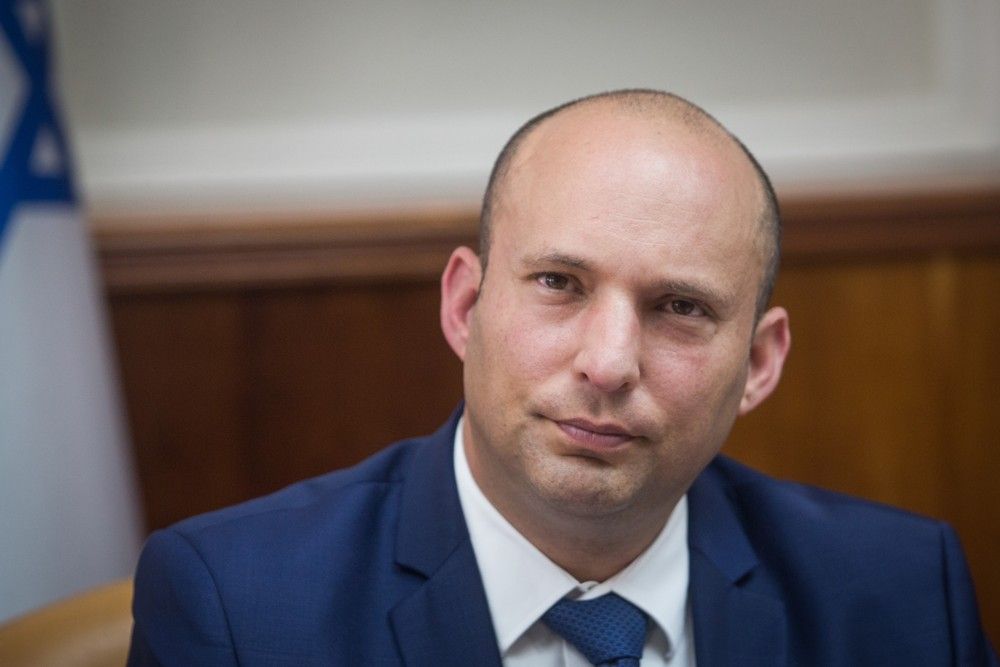 El ministro de Educación, Naftali Bennett, asiste a la reunión semanal del gabinete en la Oficina del Primer Ministro en Jerusalén, el 22 de octubre de 2017. (Alex Kolomoisky)