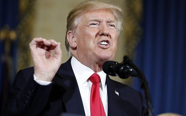 El presidente de los Estados Unidos, Donald Trump, habla sobre la asistencia sanitaria en la Sala Azul de la Casa Blanca en Washington, el 24 de julio de 2017. (AP Photo / Alex Brandon)