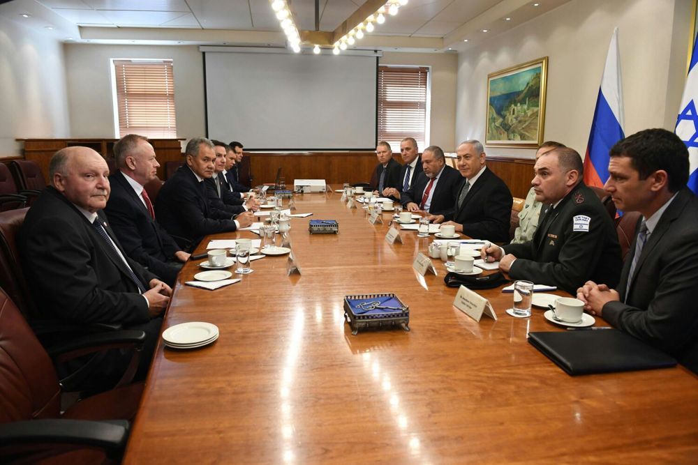 El primer ministro Benjamin Netanyahu, el ministro de Defensa ruso, Sergei Shoigu, y su personal se reúnen en la oficina de la ex en Jerusalén el 17 de octubre de 2017. (Oficina del Primer Ministro)