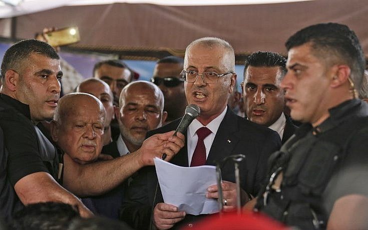 El primer ministro de la Autoridad Palestina, Rami Hamdallah (C), habla en Beit Hanun, en el norte de la Franja de Gaza, el 2 de octubre de 2017. (AFP Photo / Mahmud Hams)